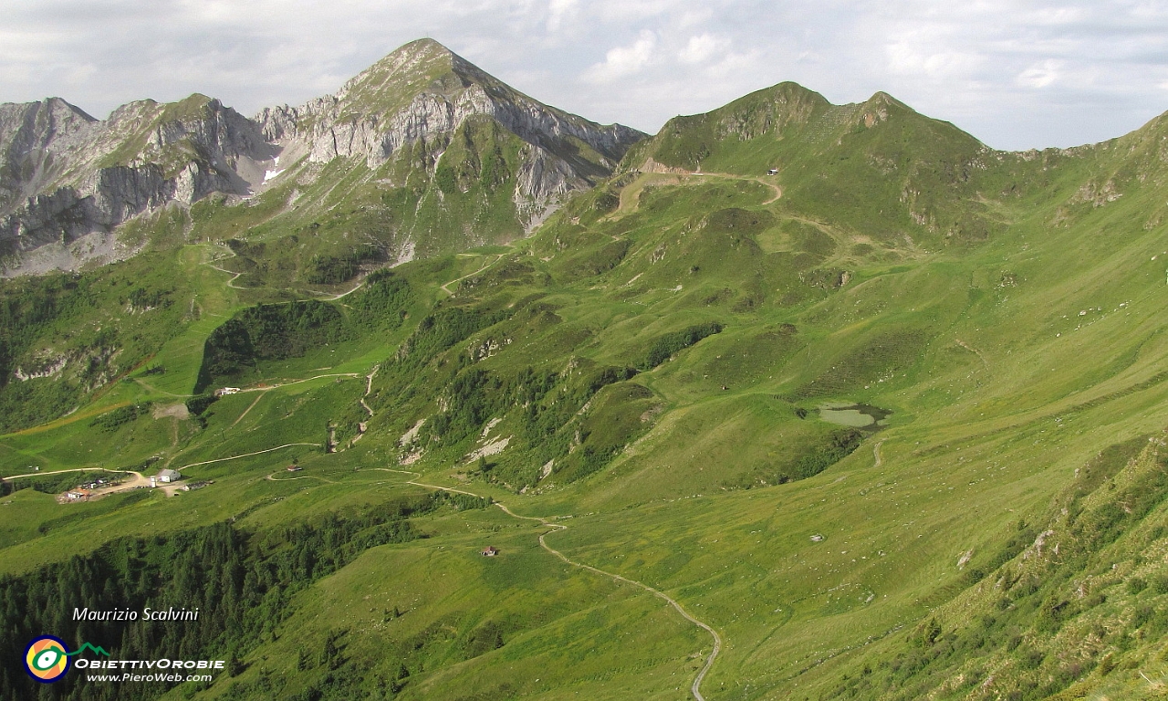 08 I grandi pascoli sotto la Forcella Rossa....JPG